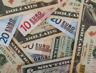 Ограничения по снятию валюты в долларах и евро в РФ пока смягчены не будут
